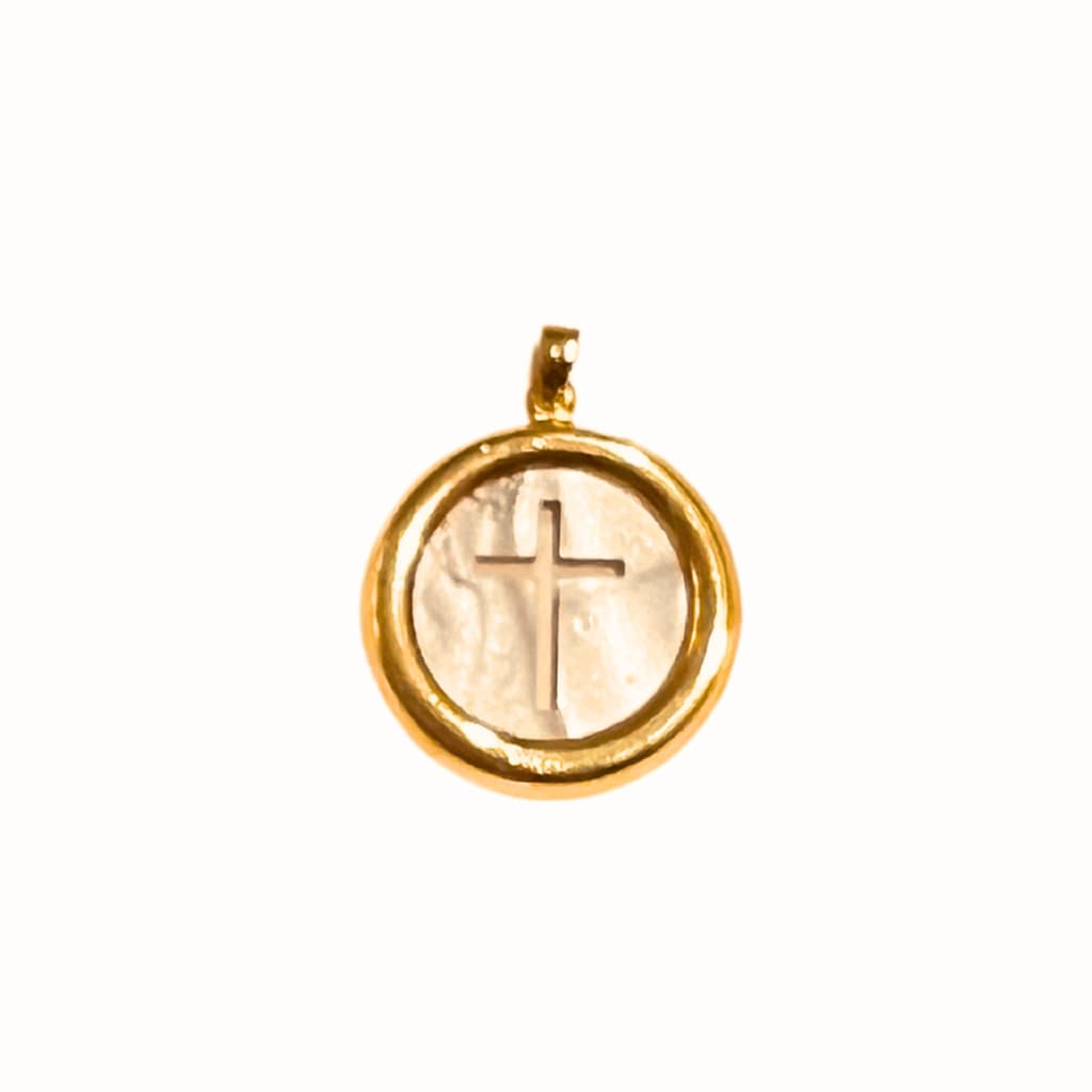 Pingente Feminino Cruz Vazada Banhado a Ouro 18k Crucifixo Perolado Semijoia Ciela 2,5 cm