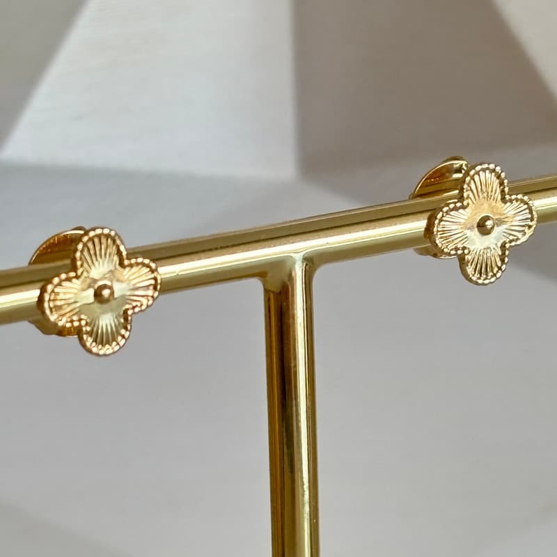 Brinco de Trevo Chapado Texturizado Mini Banhado a Ouro 18K