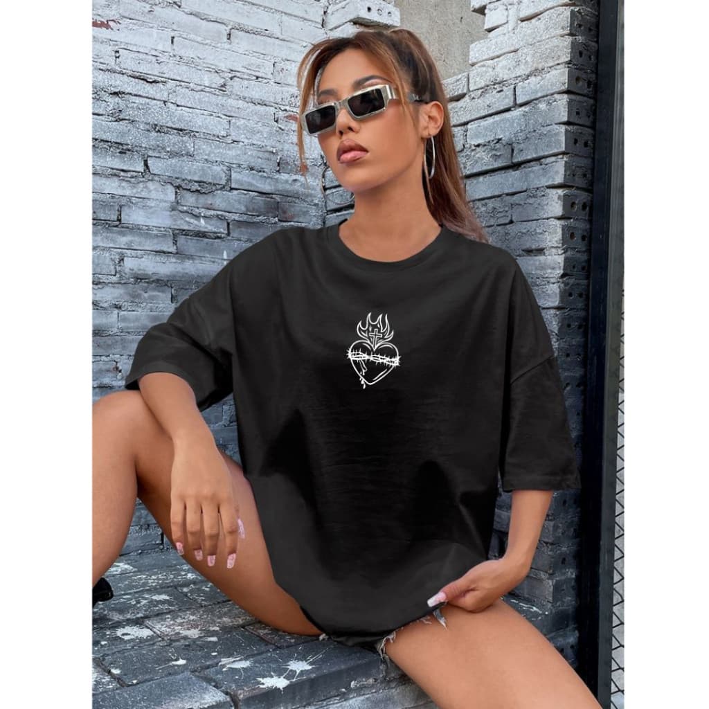 Camiseta Feminina Maria Não Está Morta Algodão Estampa Católica Streetwear Casual Conforto Versátil