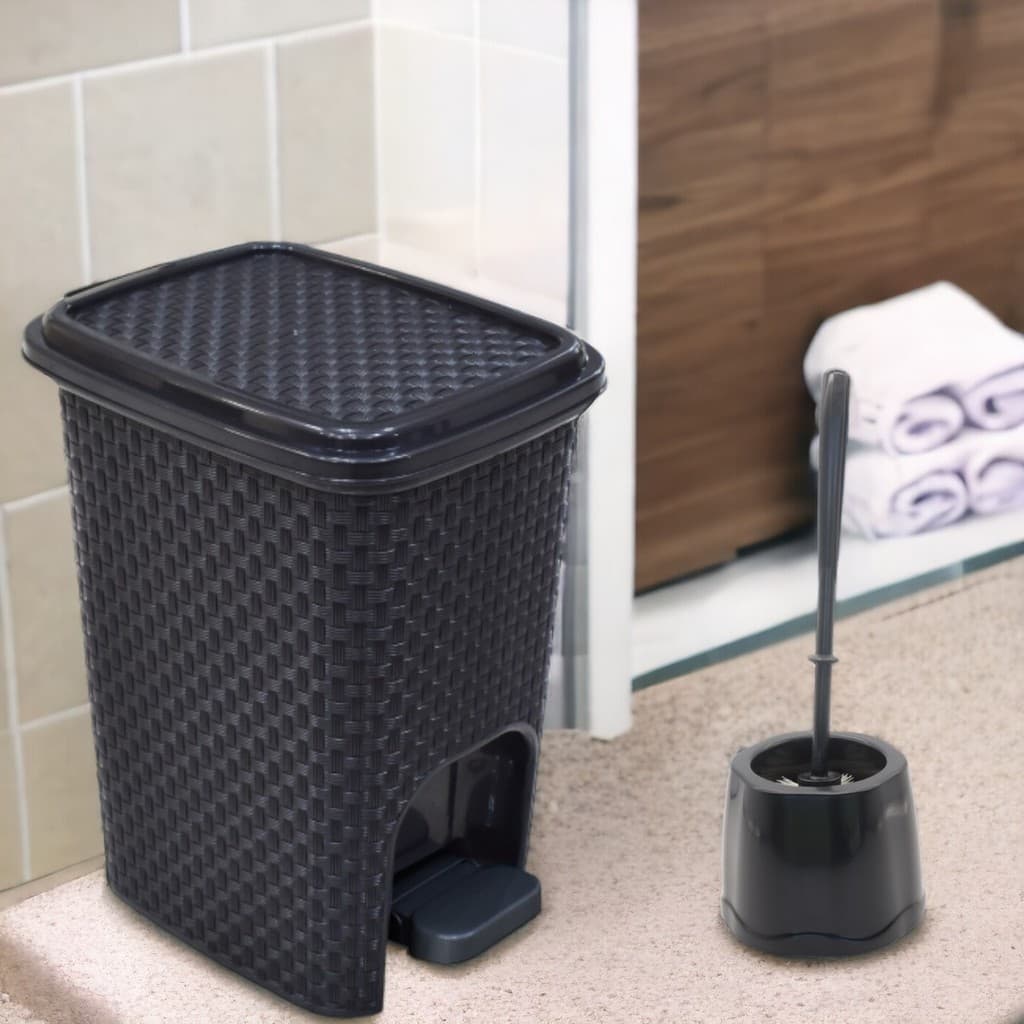 Kit Lixeira Rattan Preta PEDAL 07 litros + Escova Sanitária Reforçada Branca Escritório