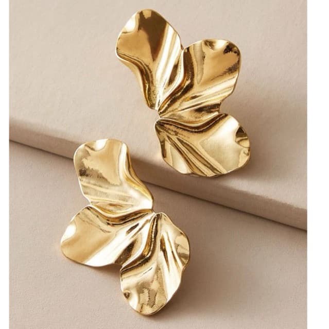 Brinco Meia Petala Flor Folha Folheado Dourado e Prata