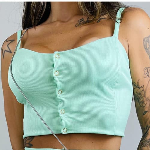 Cropped Canelado Feminino com Alcinha e Botões em Malha Ribana