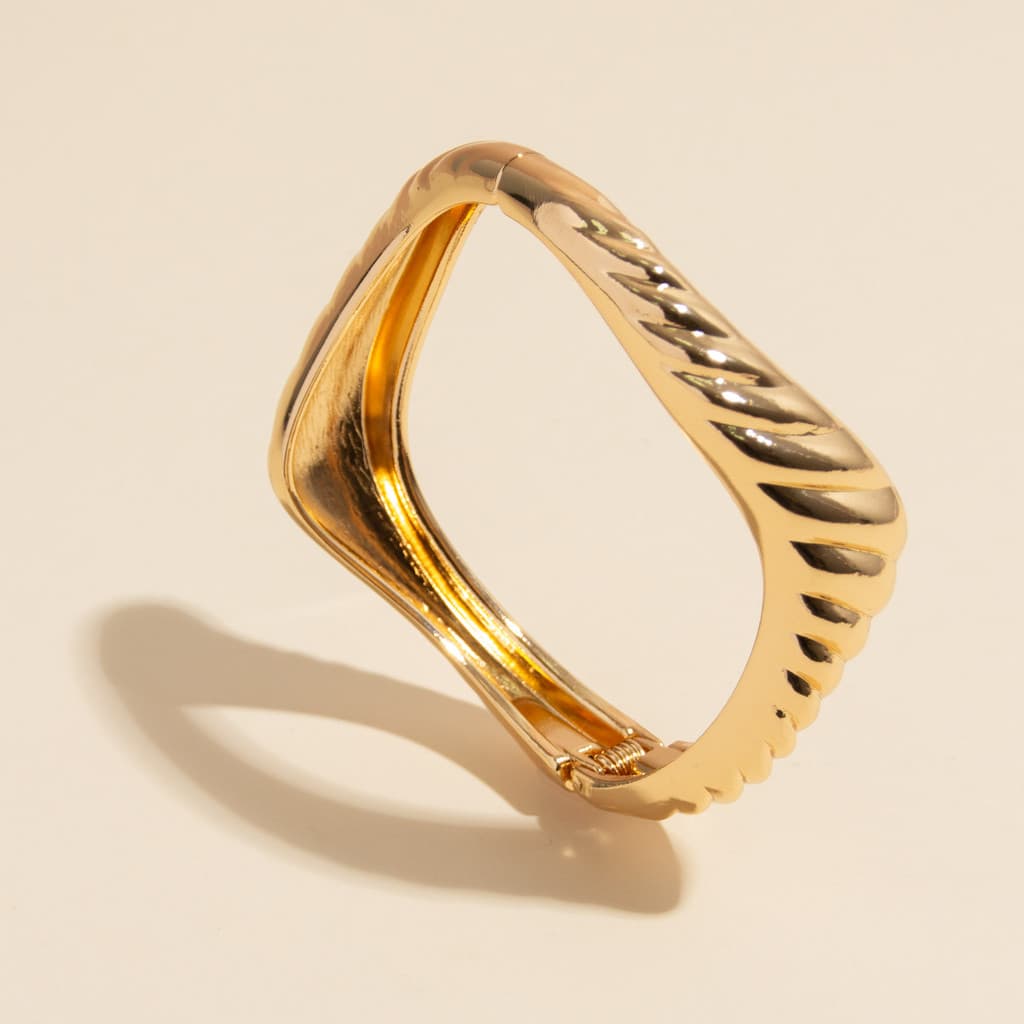 Bracelete Ajustável Orgânico Com Linhas Dourado  -