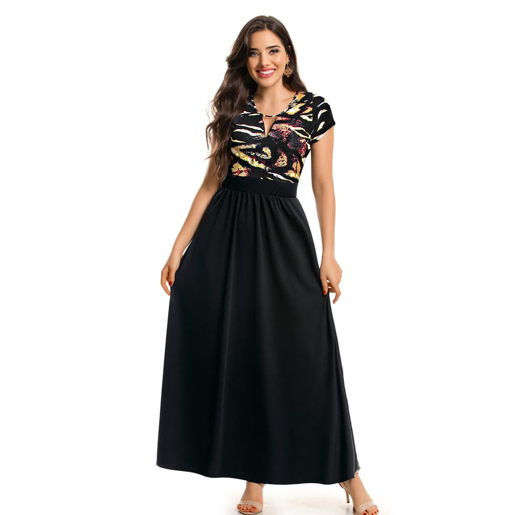 Vestido Longo Com Abertura No Decote Mangas Curtas e Saia Godê