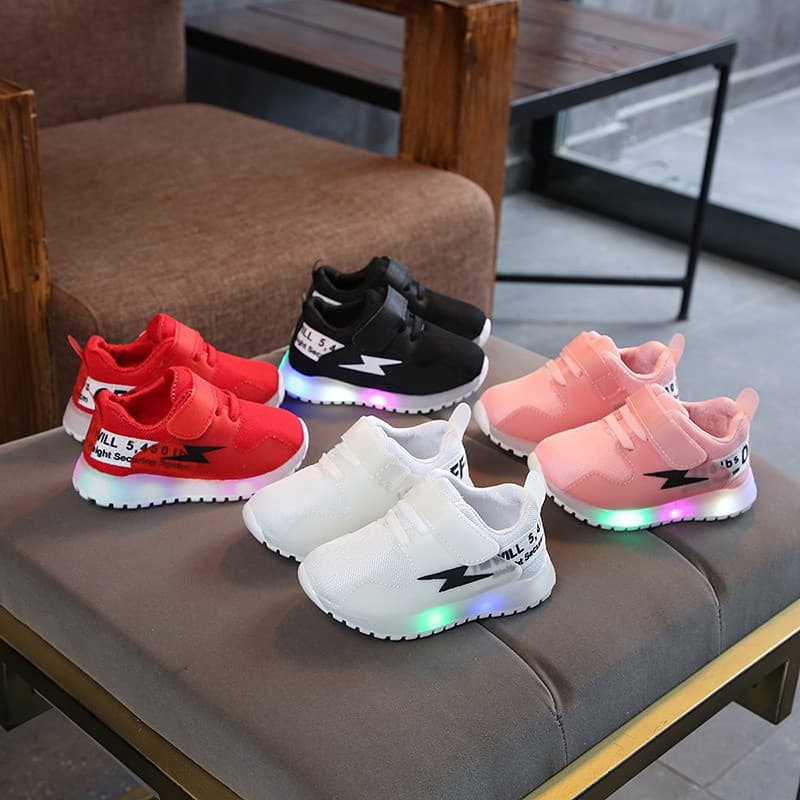 Primavera e Outono Novos Sapatos Infantis com Luz LED 1-7 Anos Meninos e Meninas Tênis Leves de Malha