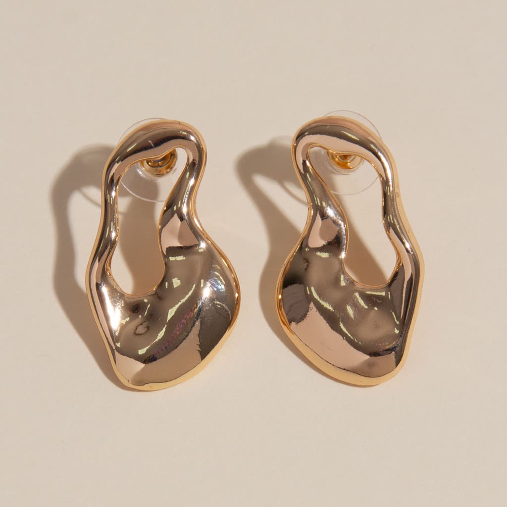 Brinco Vazado Orgânico Dourado  -