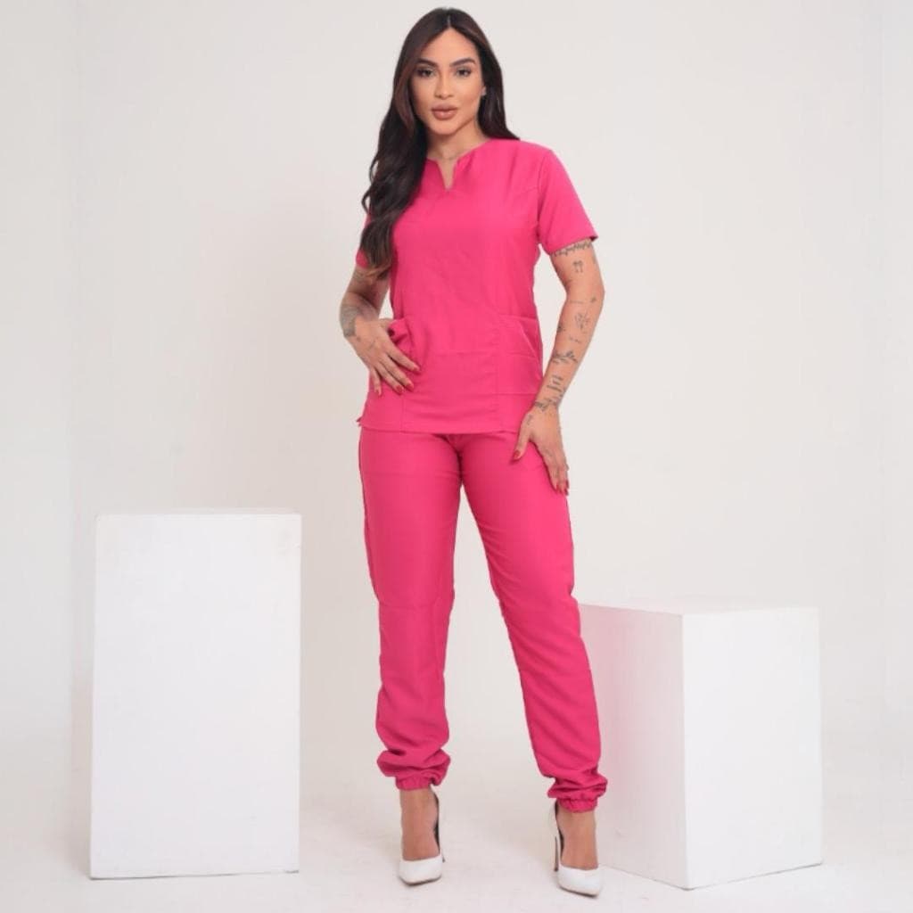 Pijama Hospitalar Cirúrgico Scrub Rosa Feminino Acinturado Uniforme Profissional Salão de Beleza