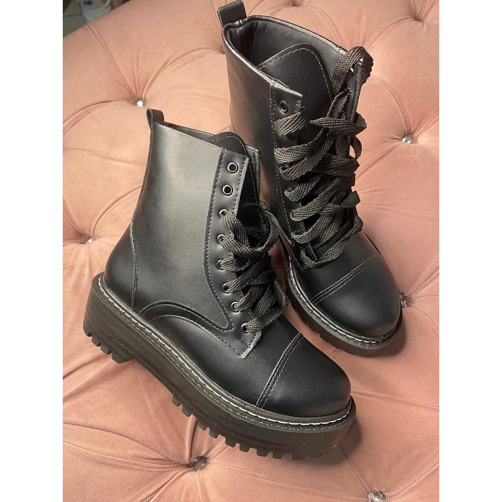Bota coturno com costura na bota e com cadarço