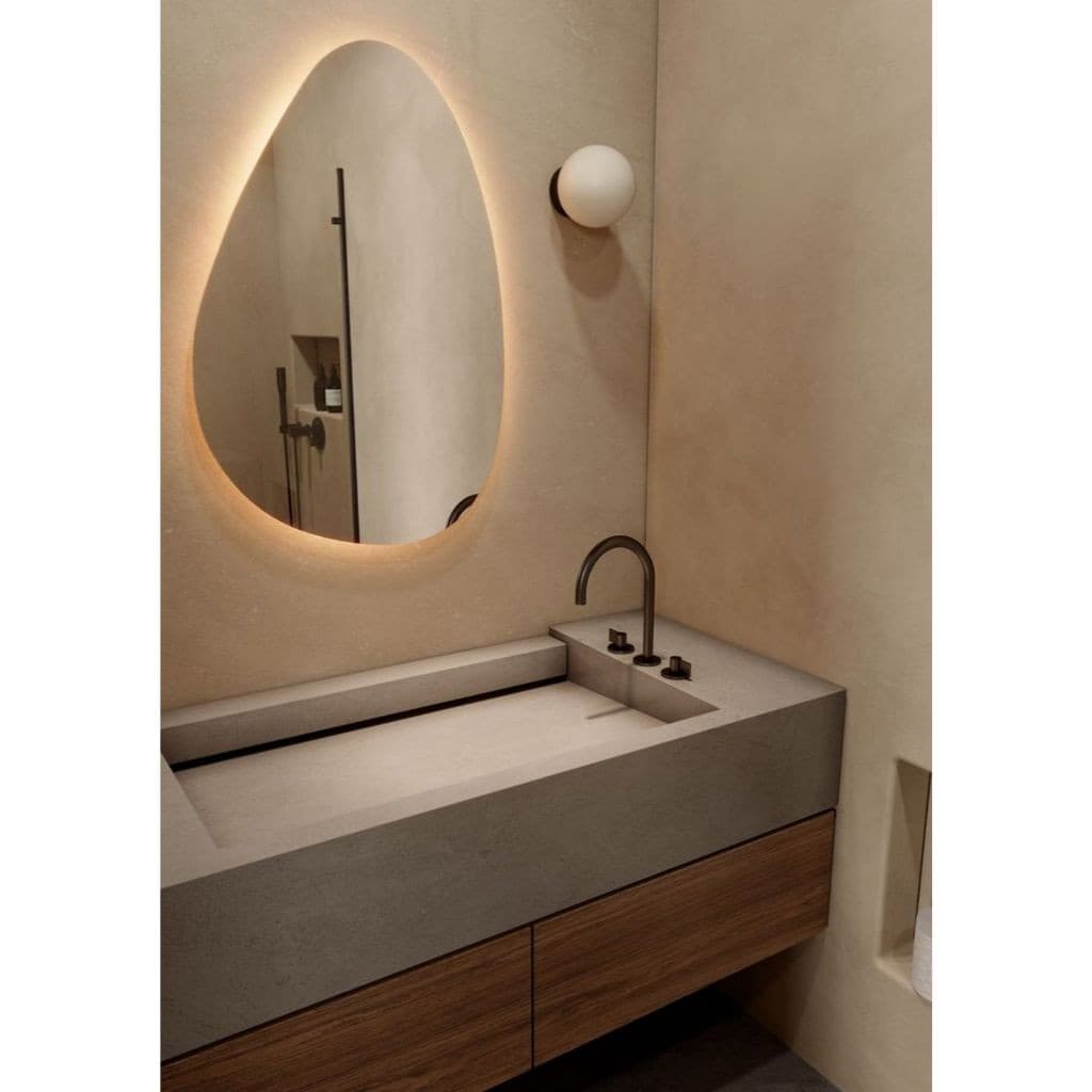 Espelho Orgânico 100x80cm c/ LED Quente à Pilhas – Lapidado, Polido, Moderno, Decorativo c/ Suporte p/Banheiro ou Quarto