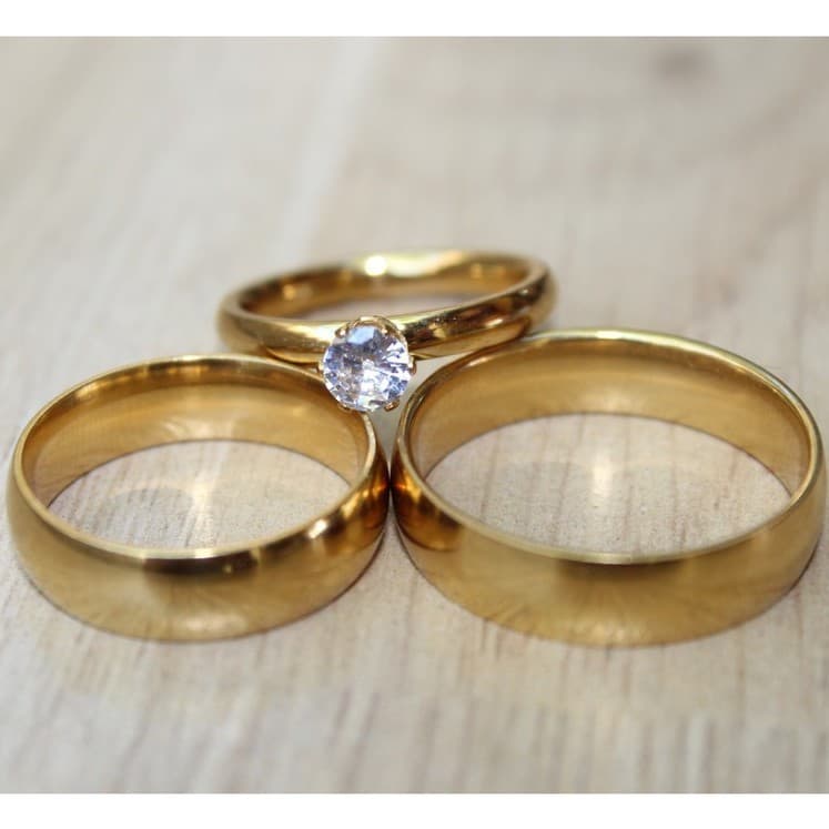 KIT COMPLETO PAR (2) Aliança 6MM Banhado Ouro 18k Anel Solitário com Pedra Zircônia - não Fica Preta