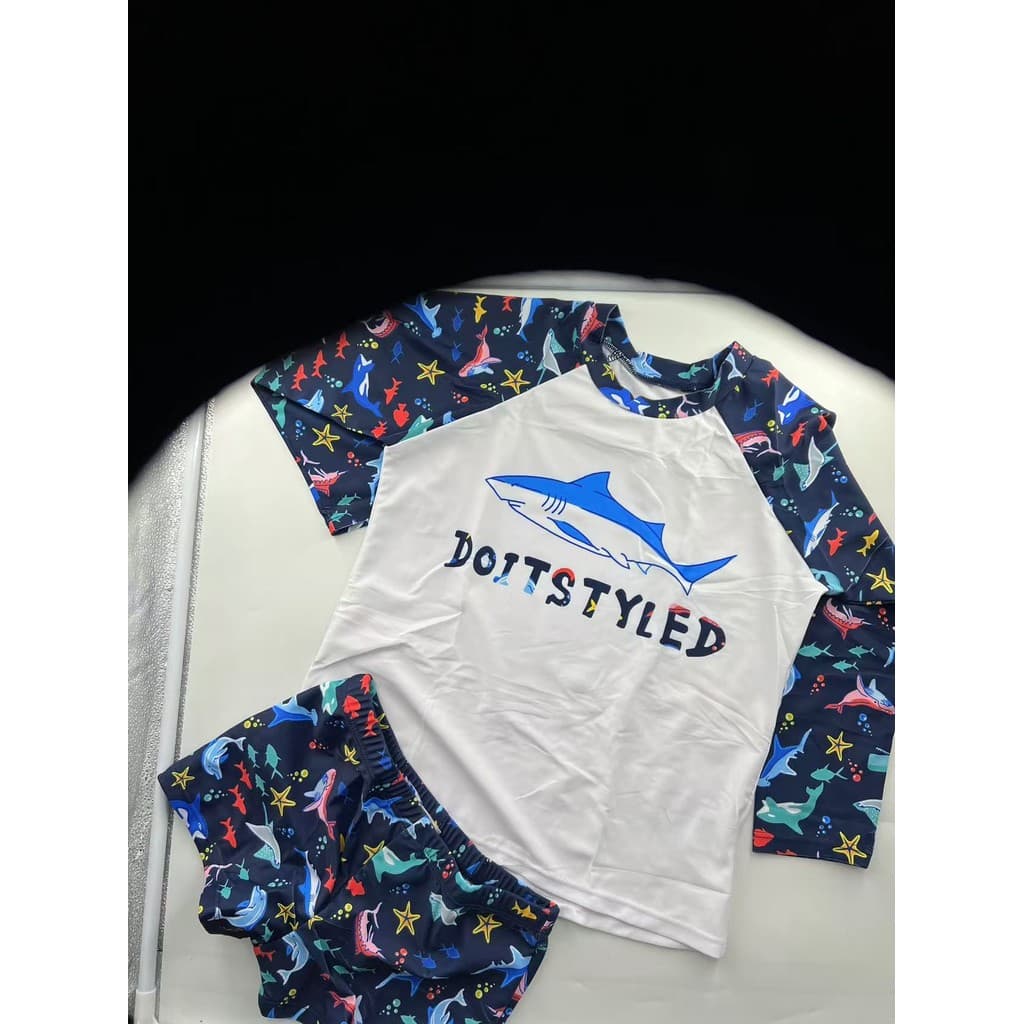 Roupa de Praia Infantil Menino Dino com Proteção Solar + Camiseta e Sunga