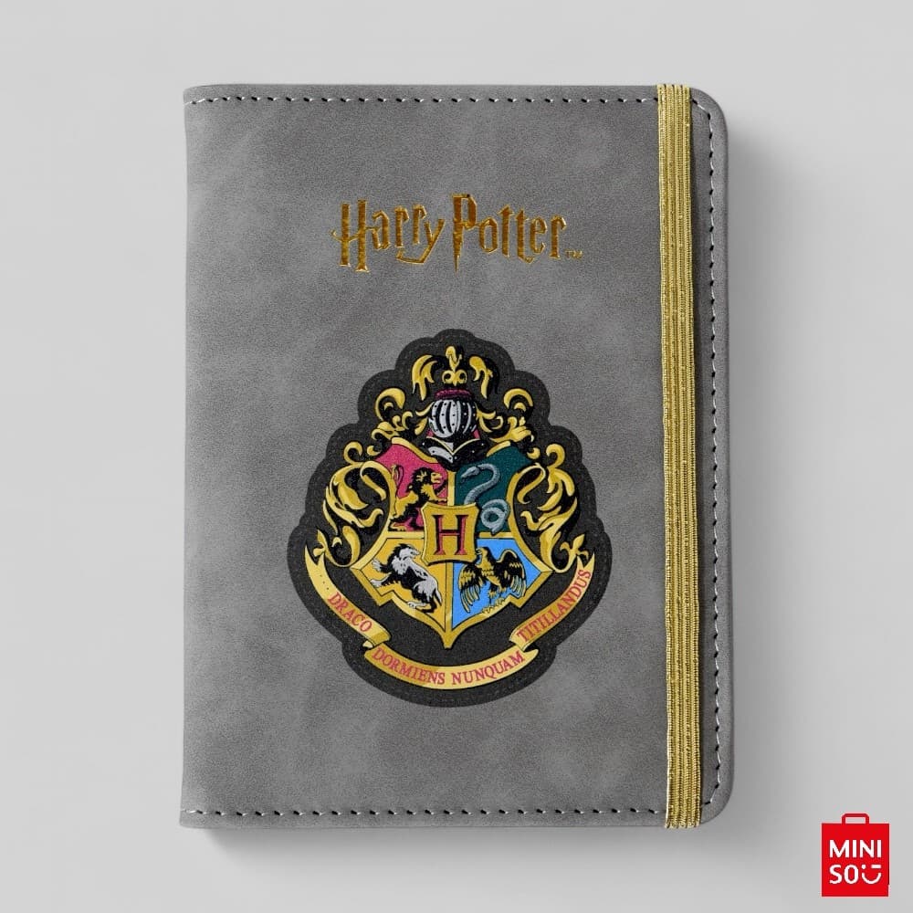 Carteira Porta Passaporte Harry Potter Hogwarts Cinza Miniso com Fechamento Elástico