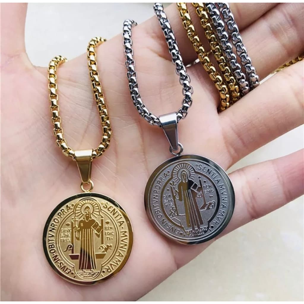 Colar Aço inoxidável com Pingente Medalha de São Bento Banhado a Ouro 18K Aço Cirúrgico