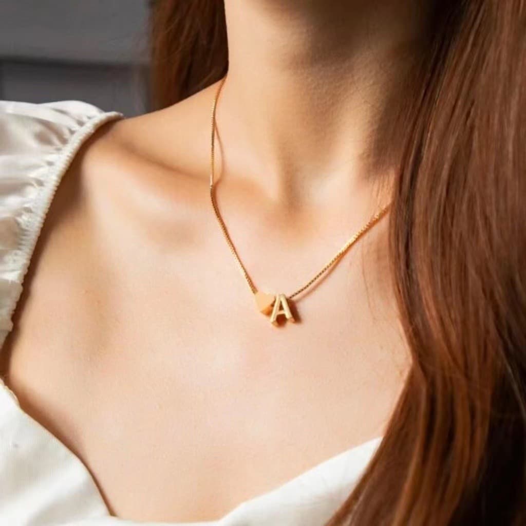 corrente choker letra pequena e coração banhado a ouro