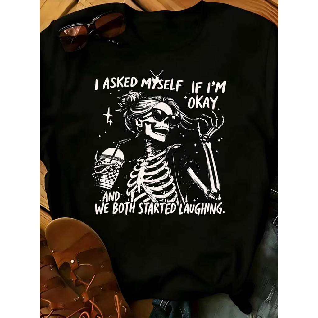 Camiseta com tema autoconhecimento e humor. Estampa de esqueleto feminino sorridente, bebendo refrigerante, com texto "I