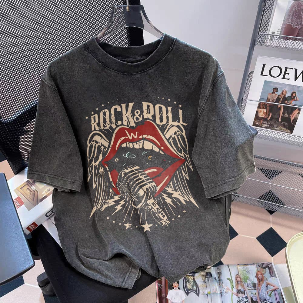 Velsiss Camiseta feminina preta com estampa de lábios e letras manga curta modelagem solta e lavagem clara blusa brasil