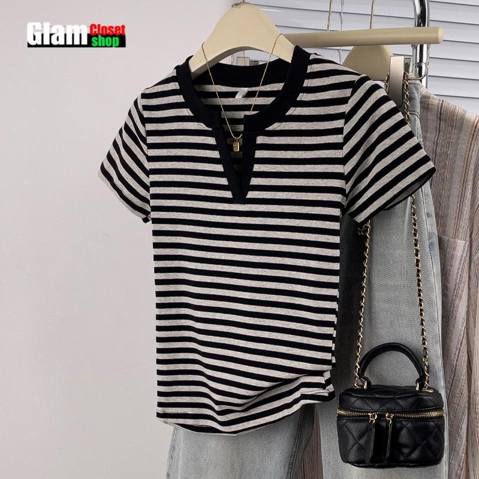 Camiseta Retrô Vermelha De Manga Curta Listrada Com Gola Meio Aberta , Corte Justo , Top Curto , Elegante E Versátil