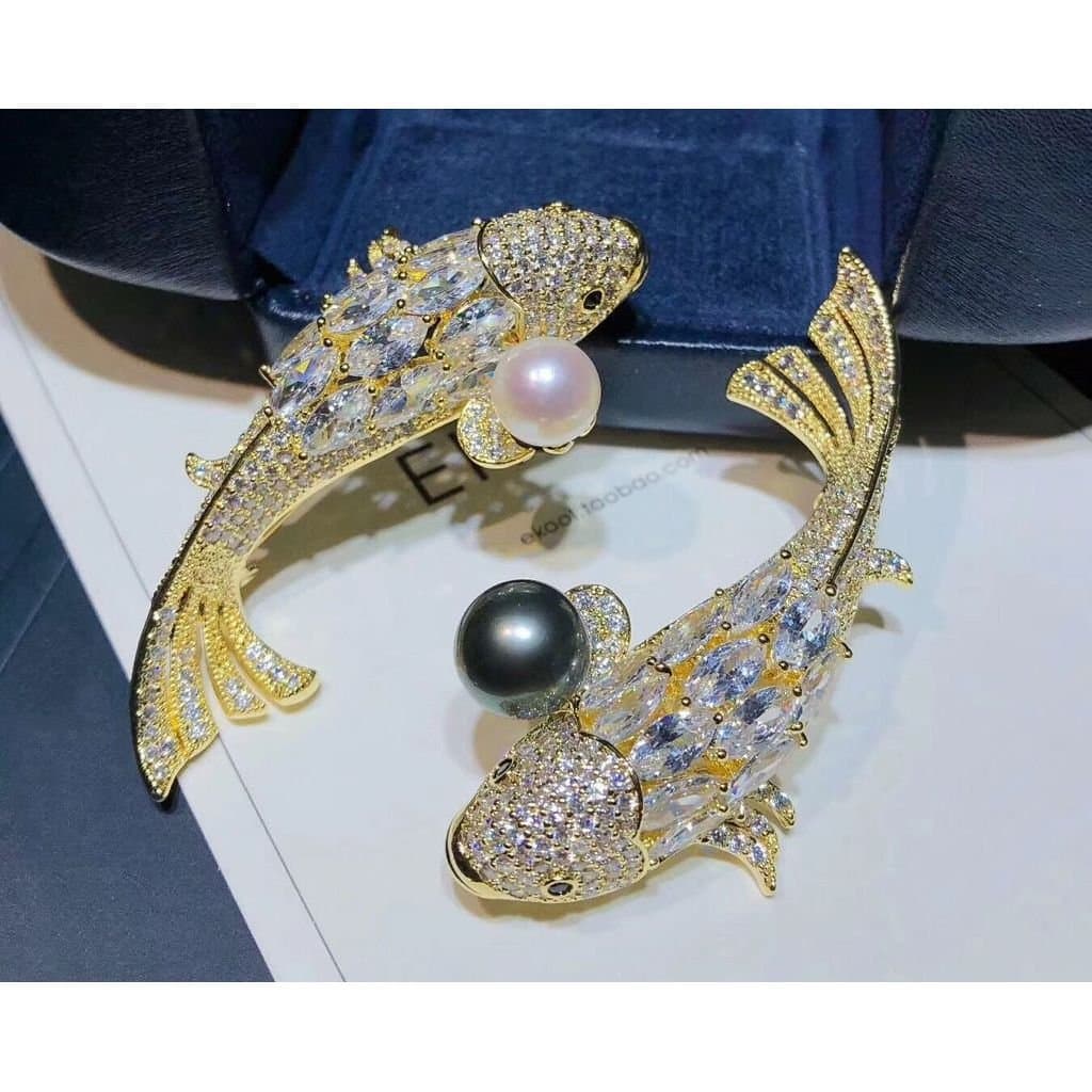 Acessórios DIY: Broche de pérola com micro-incrustações de peixe koi da sorte, banhado a ouro espesso, com corrente para