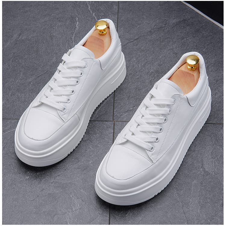 Pequenos sapatos brancos masculinos 2026 novo estilo primavera rua Wear tênis de sola grossa branco interior altura aume