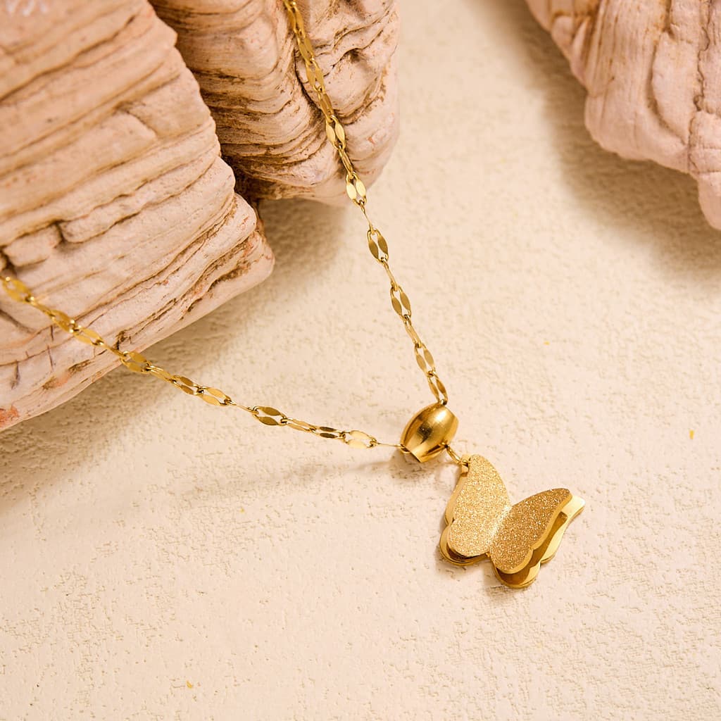 Colar de Borboleta de Aço de Titânio Leve e Luxuoso com Superfície Banhada a Ouro Real para Mulheres, Colar de Clavícula