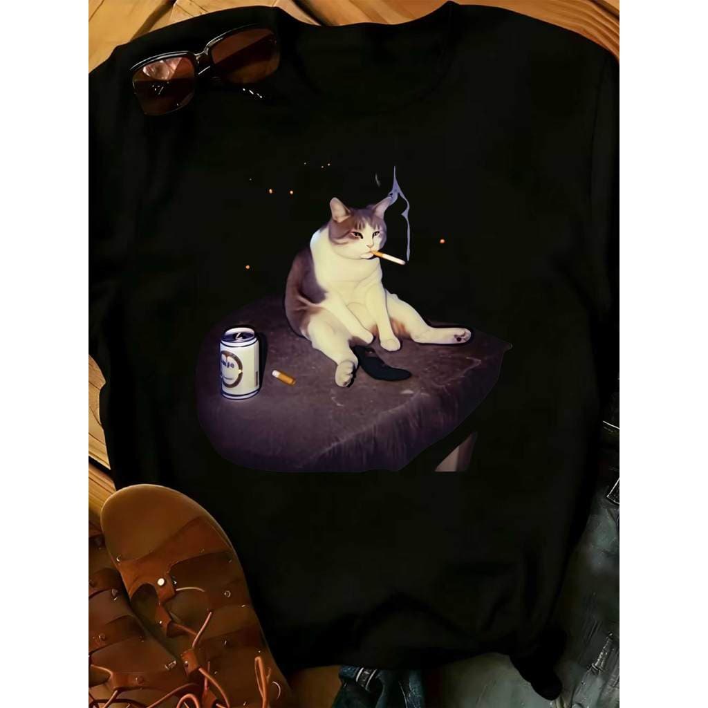 Camiseta com gato sentado fumando cigarro e ao lado lata de bebida estilo retrô fofa
