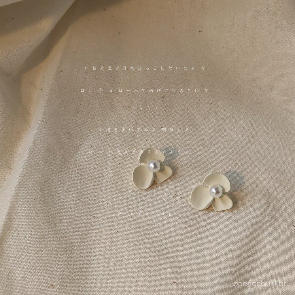 Brincos super delicados em tom branco leitoso com pérolas e flores, brincos simples com pino banhado a prata para mulher
