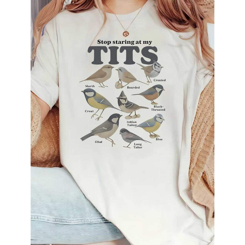 Camiseta com tema humorístico. Estampa de passarinhos com o texto "Stop staring at my TITS" acima. Características: mode