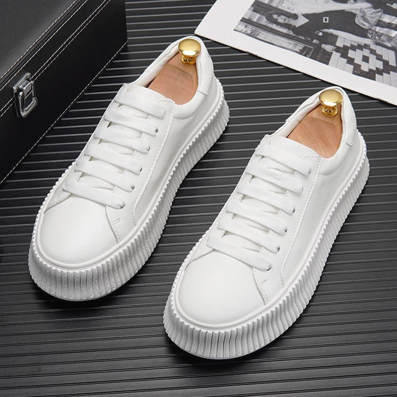 Sapatos brancos de sola grossa masculinos 2026 novo estilo respirável tênis de aumento interno Street Wear sapatos casua