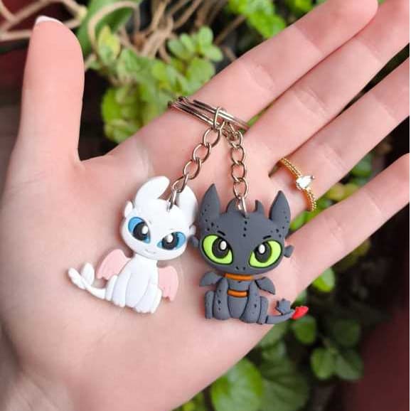 Chaveiros Emborrachados Dragões Banguela e Fúria da Luz Couple Geek Metadinha Presente Casal PVC