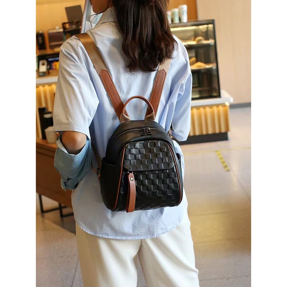 Mochila feminina 2026 novo estilo moda High-End nicho couro genuíno senhoras moda All-Match leve viagem pequena mochila
