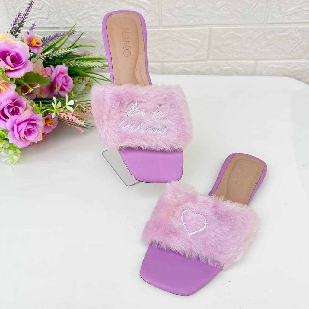 Pantufa Pelúcia Bordada Mãe da Debutante Lavanda | Bordado Branco | Presente Luxo 15 Anos | Entrega Rápida