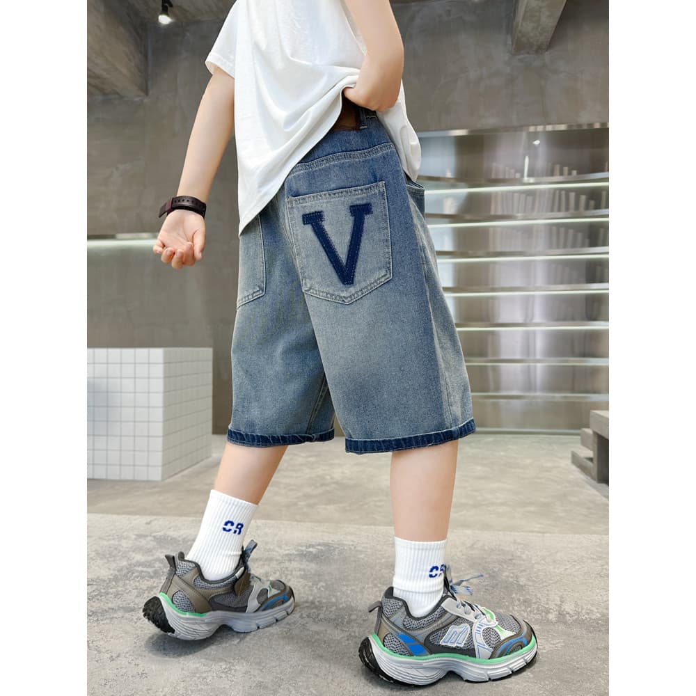 Roupas infantis meninos roupas de verão Shorts jeans soltos 2026 novo estilo médio grande calças médias infantis verão e