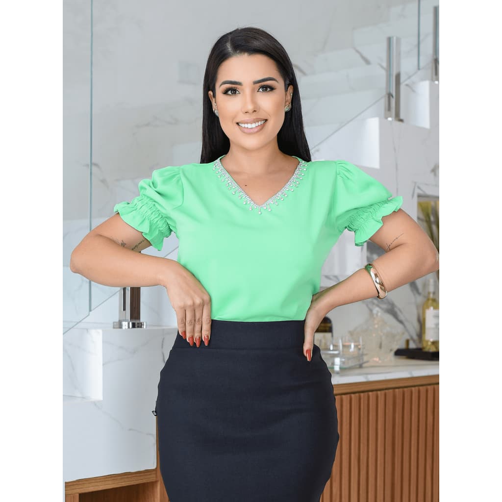 Blusa com Manga Princesa e Gola em V com Pedrarias feita em Crepe Sedinha