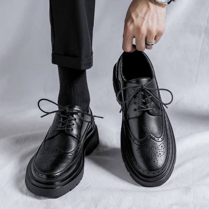 Sapatos de couro masculino inverno respirável estilo britânico Brock Formal Wear negócios preto de sola grossa aumento i