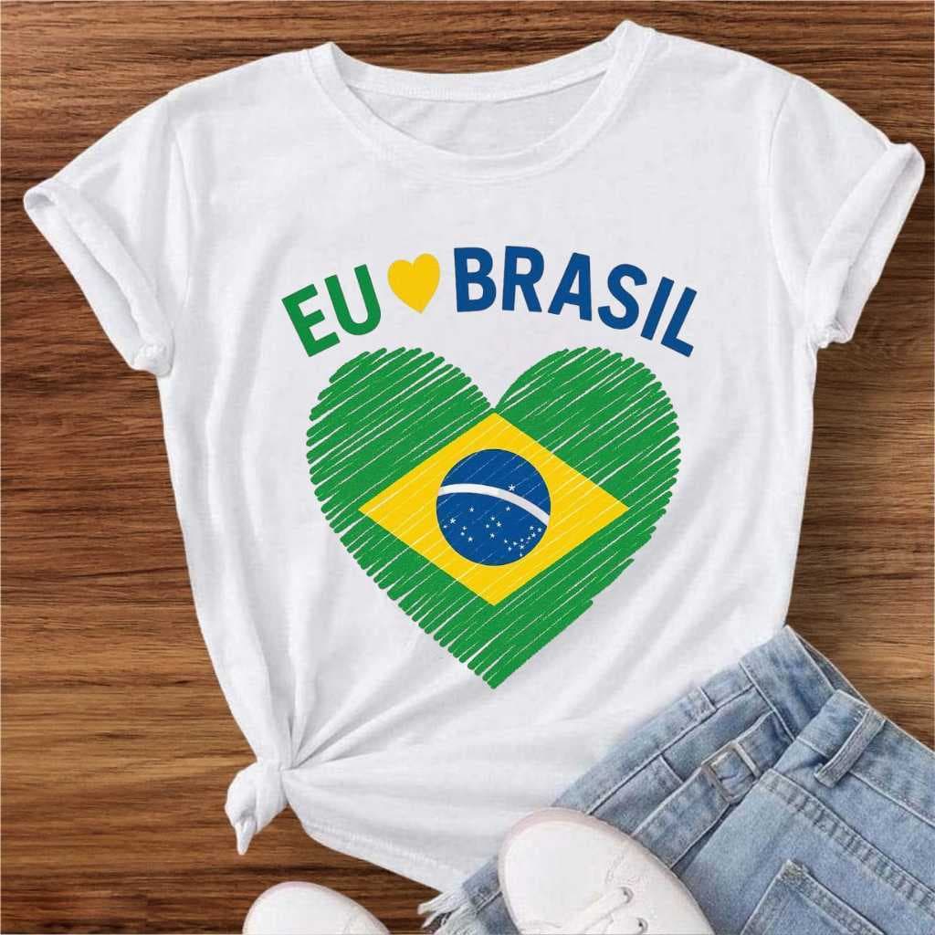 Camiseta Brasil Feminina Eu Amo Brasil – Estampa Coração Bandeira, Copa e Eventos Blusa Camisa Estampada