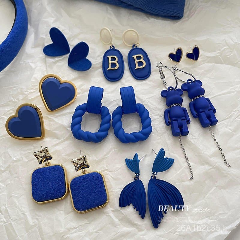 Brincos azul Klein com tachas de prata, novo design coreano de nicho, brincos exclusivos e elegantes de alta qualidade n