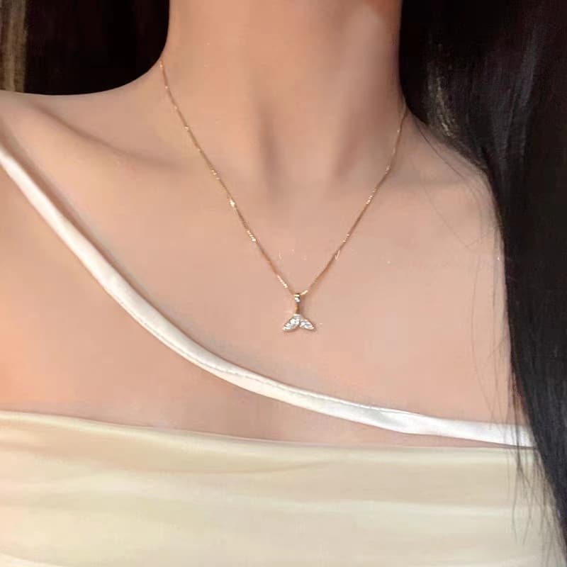 Requintado luz luxo sereia cauda pingente colar feminino francês Retro influenciador clavícula corrente High-End All-Mat