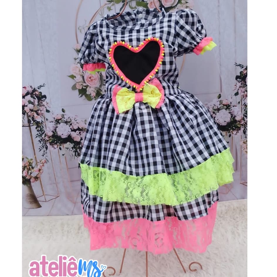 Vestido de festa junina xadrez preto com renda neon