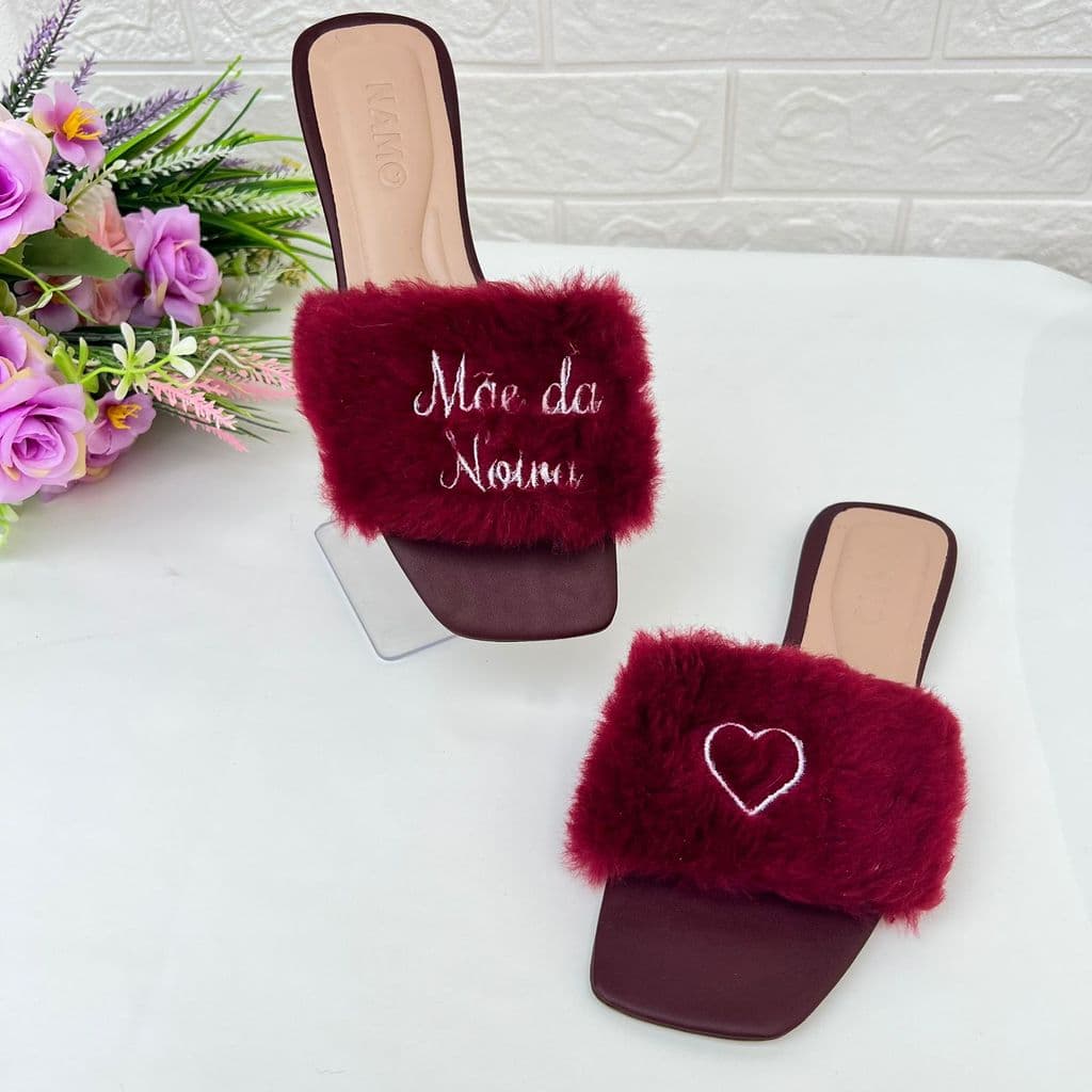 Pantufa Pelúcia Vinho Bordada Mãe da Noiva | Bordado Branco | Presente Luxo Casamento | Personalizada Entrega Rápida