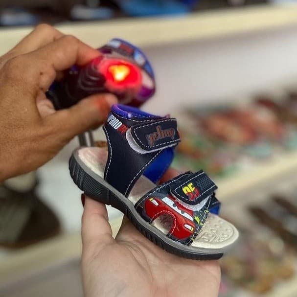 Sandália/papete Infantil com Luzinha de LED que Pisca ao Andar/modelo Carros