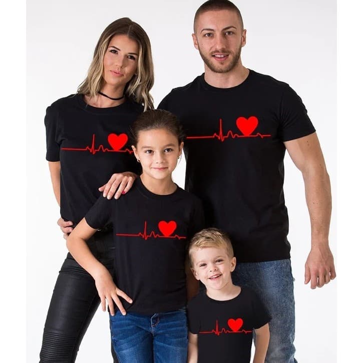 Kit 2/3 Camisetas Familia  Mãe Pai Filho OU Filha Batimentos Cardíaco Coração Preto personalizada. 2 A 3 UNID.