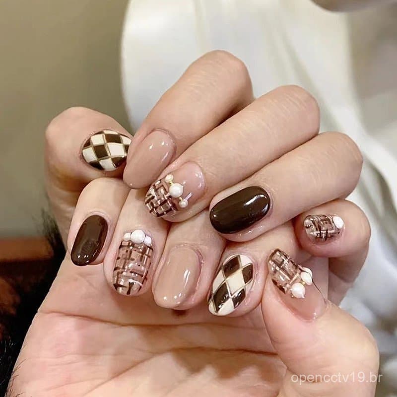 Unhas postiças com estampa xadrez de suéter, arte de unhas elegante no estilo japonês, padrão de diamante caramelo, arte