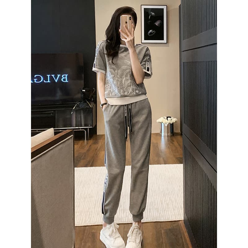 Influenciador terno esportivo feminino verão 2025 novo estilo solto estilo ocidental redução de idade moda frito rua de