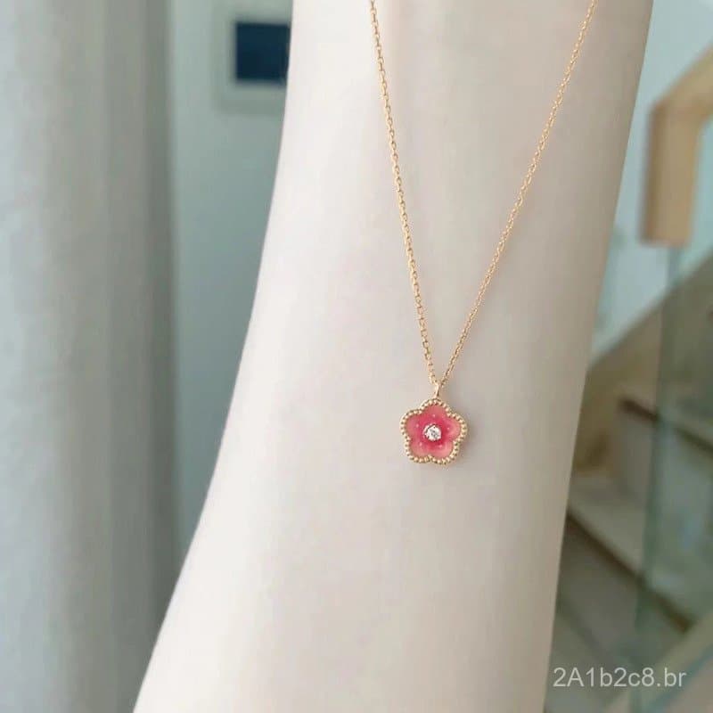 Colar feminino com pingente de flor de pêssego, rosa, delicado, etéreo, design de nicho, elegante, sofisticado, acessóri