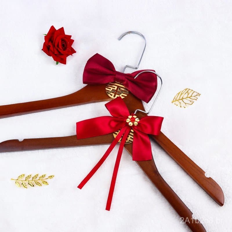 Suprimentos para casamento com desconto no atacado: cabides de madeira Xiuhe estilo chinês para noivos com caracteres de