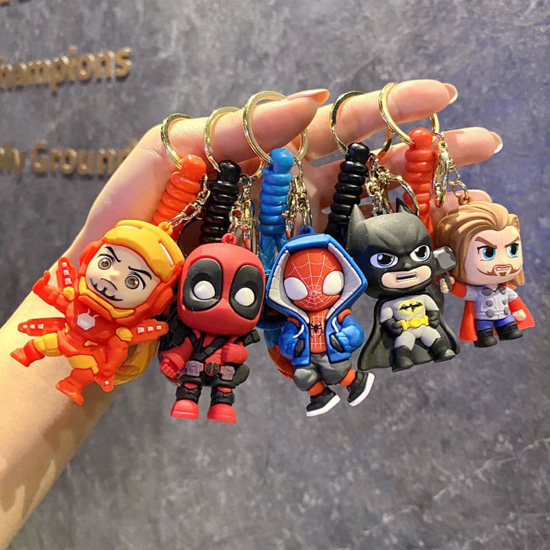 Novo chaveiro dos Vingadores, criativo, em estilo cartoon, com figuras do Homem-Aranha, Homem de Ferro e Deadpool, pinge