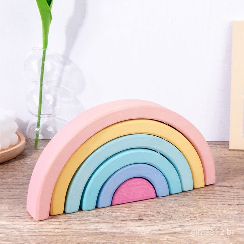 Brinquedo de madeira de empilhar para educação infantil, em forma de arco-íris com 6 peças de macaron semicirculares.