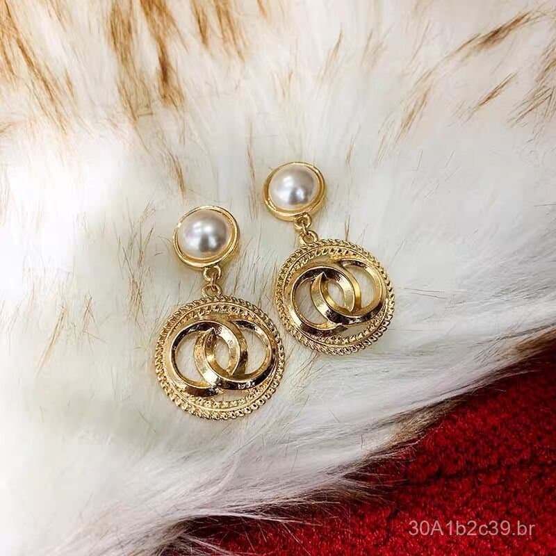 Brincos de prata 925, brincos de pérola estilo vintage, elegantes brincos geométricos em círculo duplo C para mulheres.