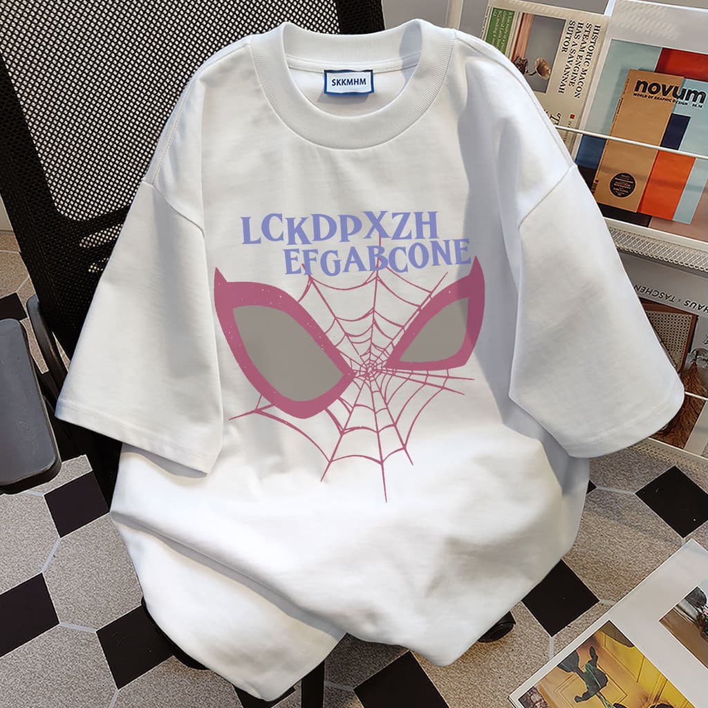 Camiseta Unissex Oversized Plus Size Feminina Masculina Branca Unisex  Design de Elementos do Homem-Aranha e Letras "LCK