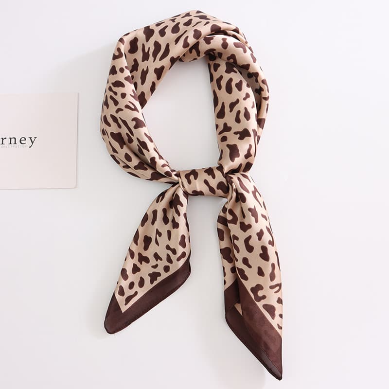 Ins lenço de seda pequeno lenço quadrado feminino primavera outono estilo fino simulação seda leopardo impressão All-Mat